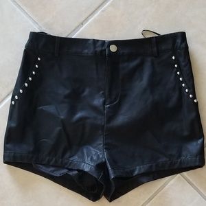 Forever 21 faux leather shorts size M.new